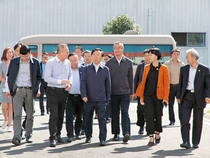  2018年成都市委常委、常務副市長謝瑞武帶隊蒞臨新筑股份，實地調(diào)研內(nèi)嵌式中低速磁浮系統(tǒng)